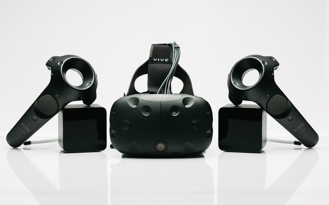 NO.1HTC Vive
VR头盔的作用就是让我们在看视频、玩游戏的过程中有身临其境的感觉，HTC Vive就是一款可以体验身临其境的虚拟现实头盔。这款头盔支持Room-Scale技术，具有空间移动的功能，而且大大提高了沉浸感和体验感。提供的安全墙功能可以防止我们碰到家里的障碍物。虽然价格高，但是值得购买。
