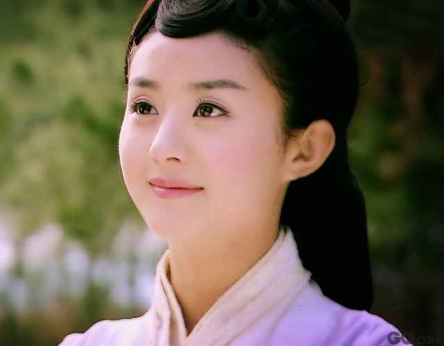 赵丽颖是标准的包子脸，因《陆贞传奇》一炮而红，在新剧《花千骨》赵丽颖出演花千骨毫无违和感，反而，包子脸越发萌。