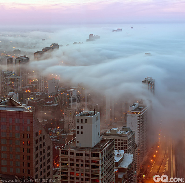芝加哥隐身在晨雾中，高楼大厦若隐若现，宛若仙境。