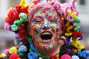 德国多地狂欢节盛大开幕 民众浓妆艳抹扮小丑 