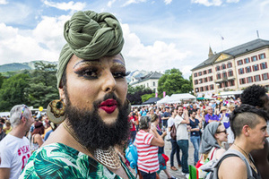 世界多地举行同性恋大游行 奇葩装扮令人大跌眼镜