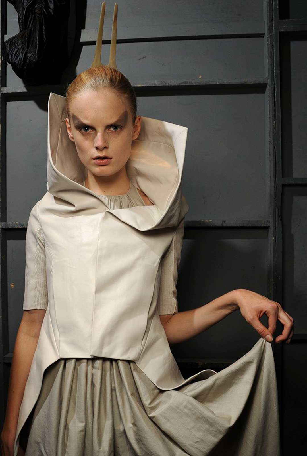 2012秋冬系列的素白妆面,针织面具,也是哥特装扮的最佳参照.