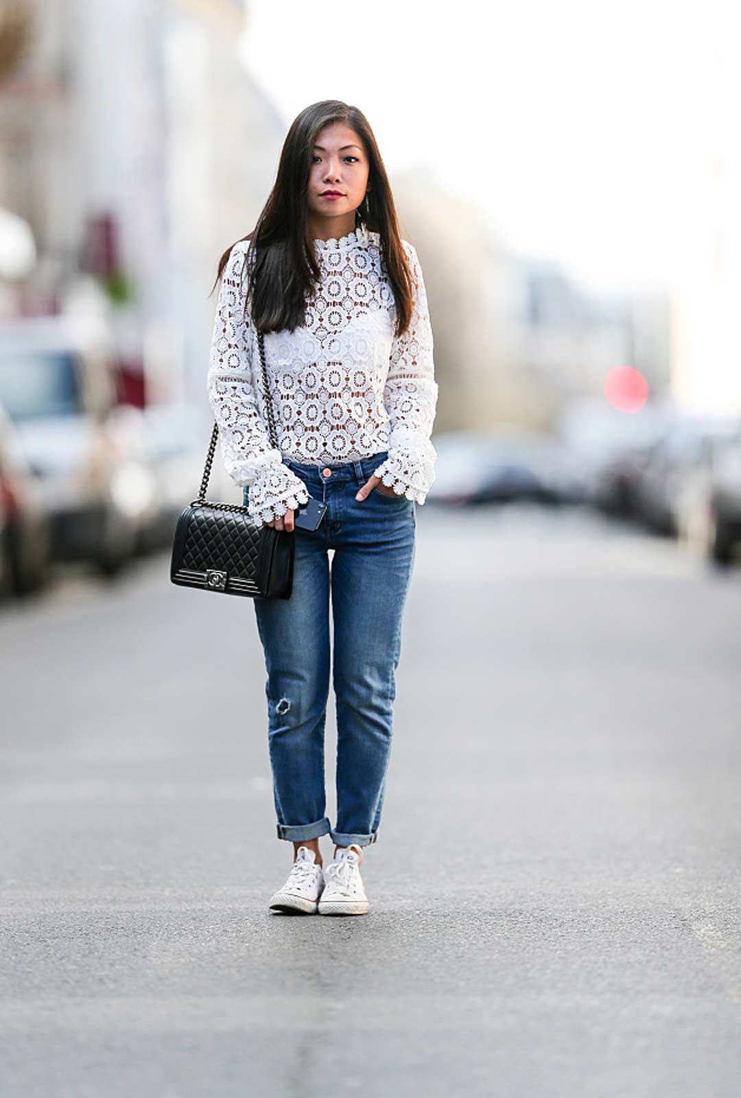 你也搭配了一条boyfriend jeans,可为什么就是把小白鞋生生穿成了运动