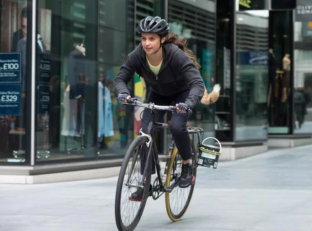 但她偏偏就乐意在伦敦当个送餐员,每天骑着自行车跑遍大街小巷,乐在