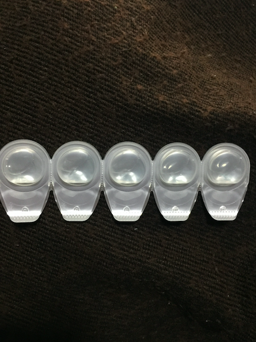 这款隐形眼镜镜片湿润,戴起来非常舒服哦,还不容易滑片,能够令双眼