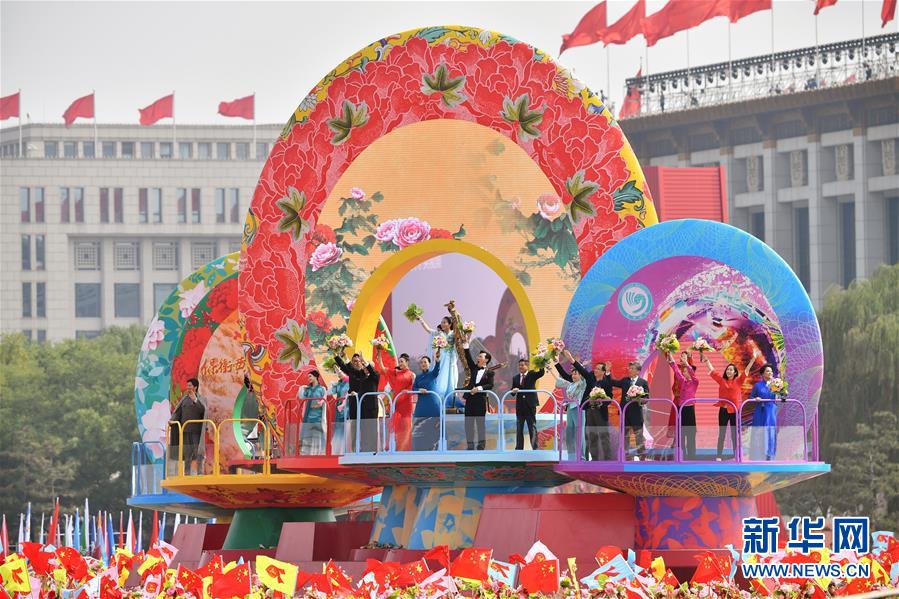 中国设计力量崛起——Cabbeen卡宾品牌重磅亮相国庆庆典