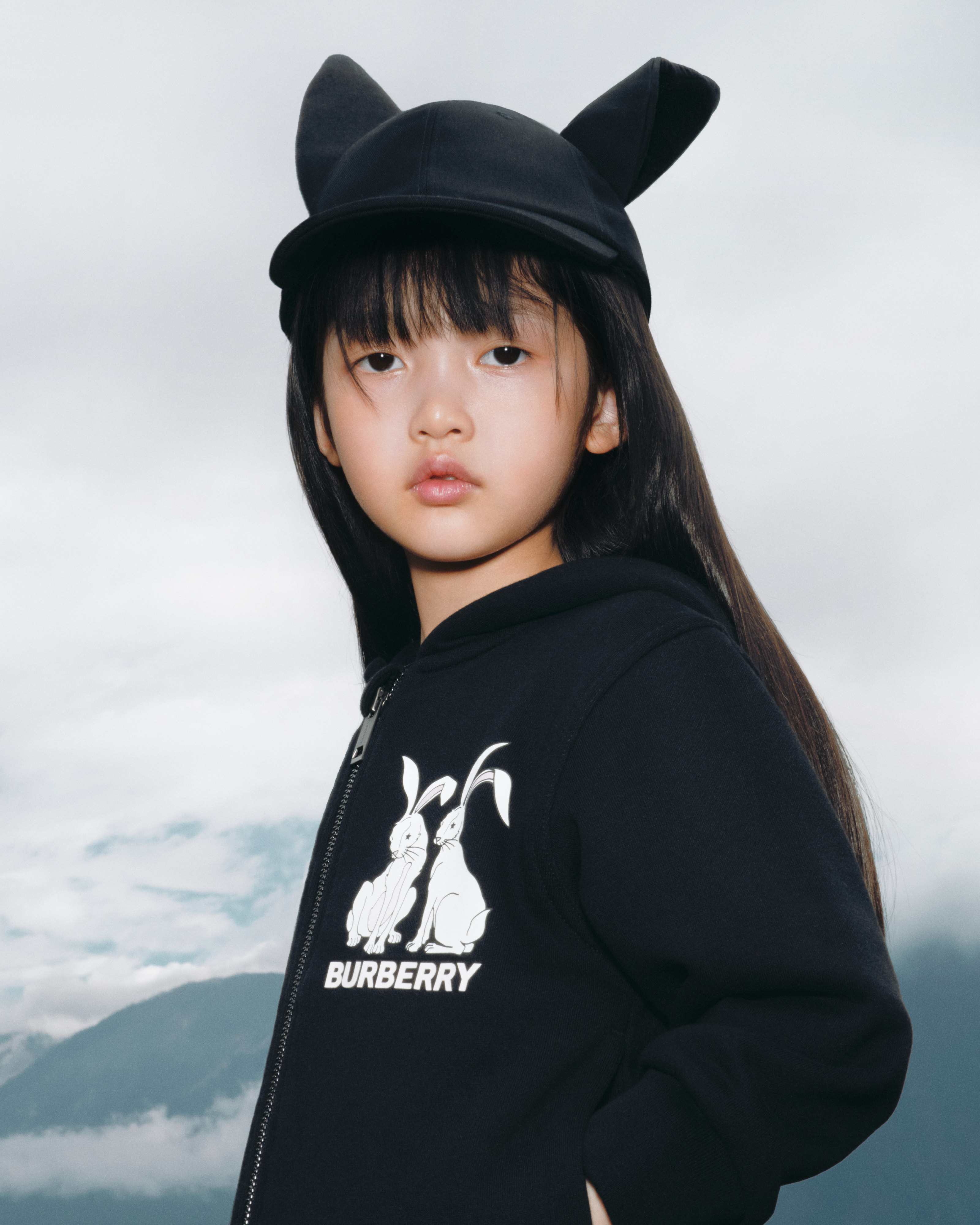 Burberry隆重发布2023兔年新禧贺岁广告大片 