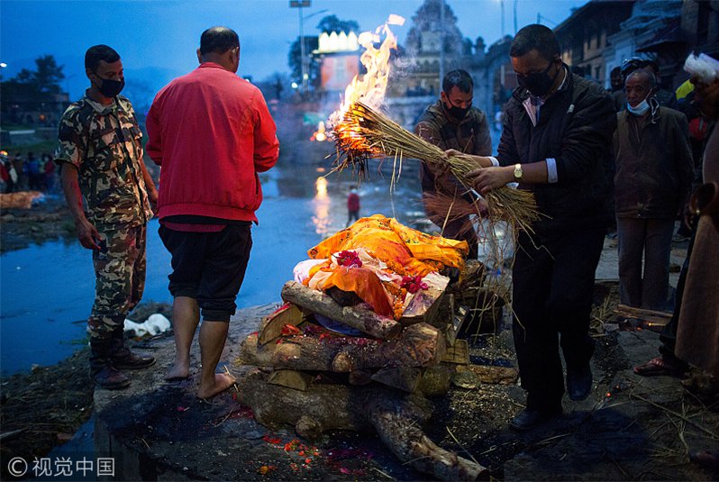 尼泊尔烧尸庙图片