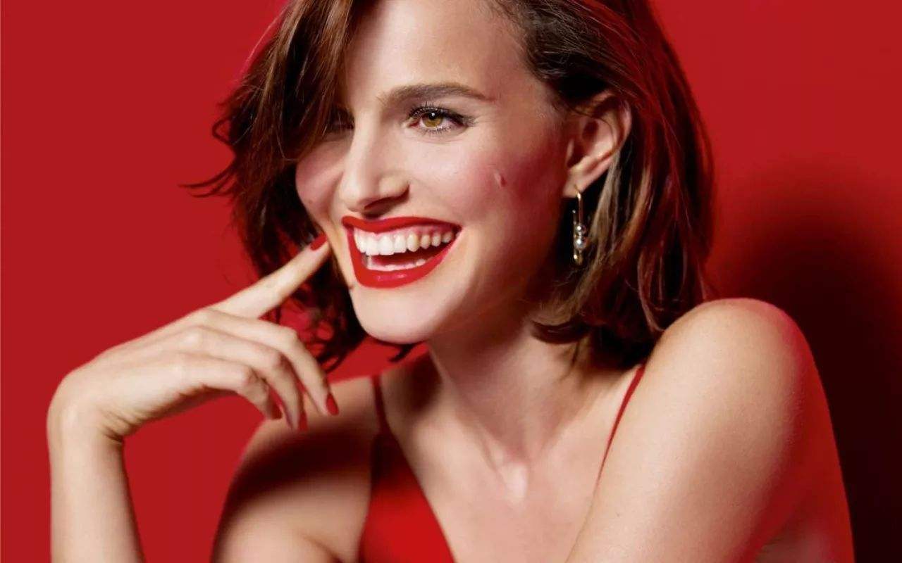 一抹惊艳全场让女明星们爱不释手的传奇红唇dior迪奥烈艳蓝金唇膏999