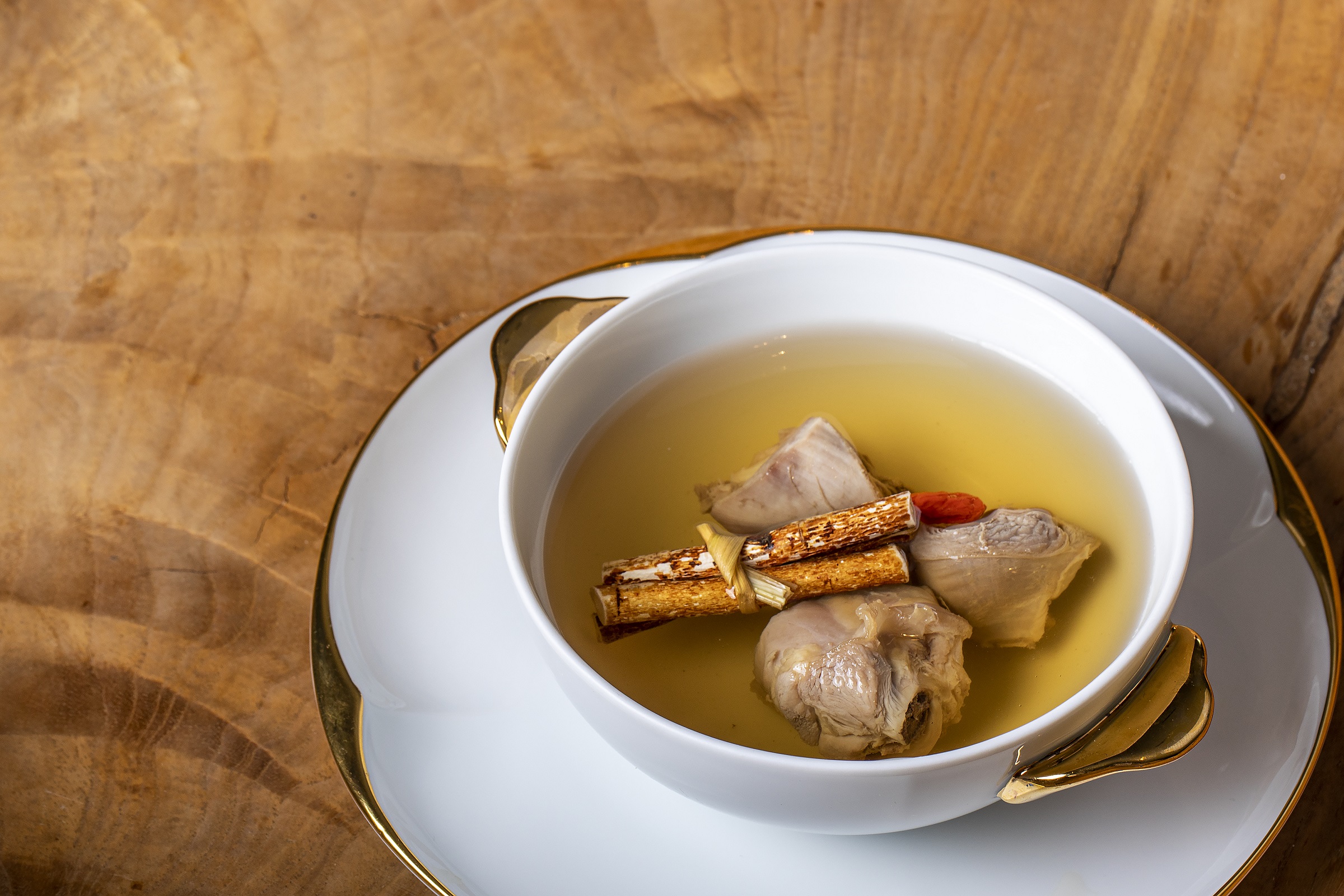 五指毛桃老鸭炖花胶春季汤品中多以祛湿健脾的食材见常,此款以五指