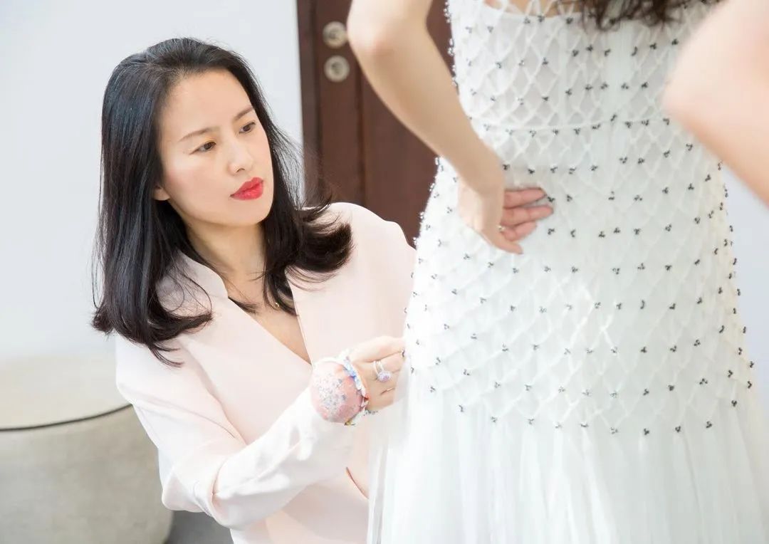 杨芳出生于中国,在巴黎esmod学习时装,然后回国创办了自己的时装品牌