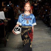 Suzy在高定：Dolce & Gabbana-化身极致狂欢的高级时装