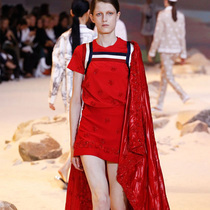 #Suzy巴黎时装周：Moncler Gamme Rouge和Miu Miu向我们展示不同视角