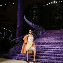 Suzy巴黎时装：Miu Miu的紫色狂潮；Moncler的加拿大之秋