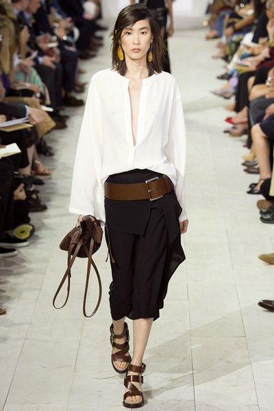 在2016年你仍可以靠一件白衬衣"完胜",2016春夏的秀场关于它的主调是