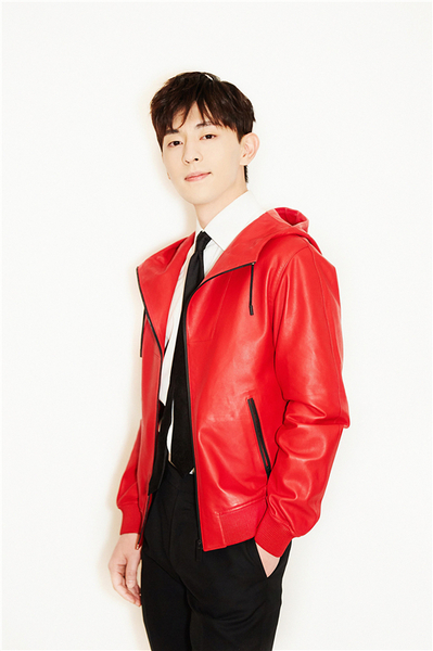 邓伦身着berluti献唱央视春节联欢晚会