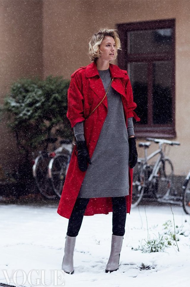 酒红色长风衣搭配上灰色内搭和灰色踝靴,皮革手套显得保暖又时髦.