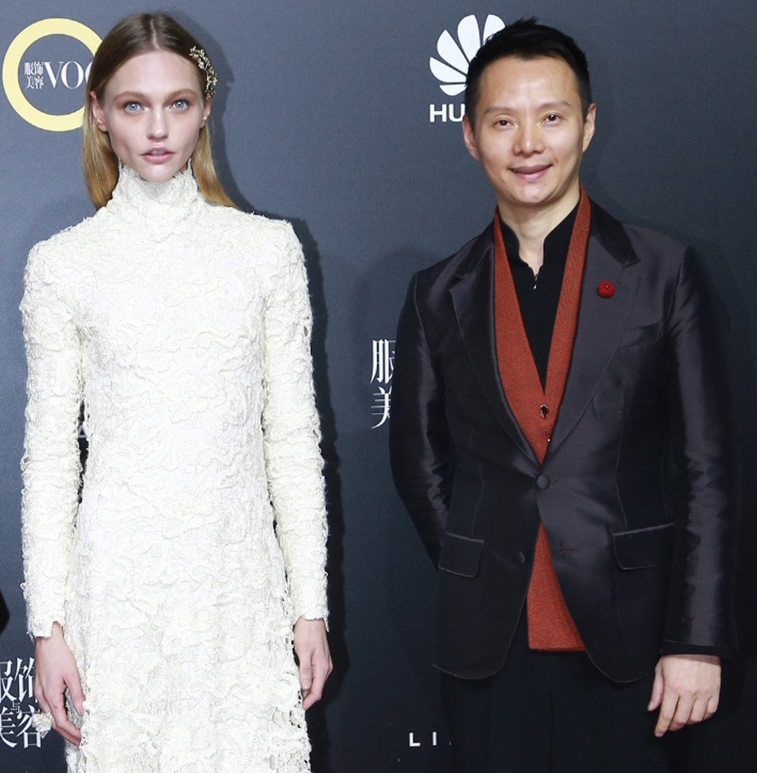 再来向大家介绍一下这两位大明星: 沈伟是著名的美籍华人编舞家,视觉