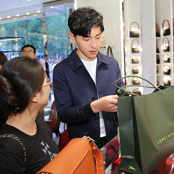 邓伦现身Longchamp「珑骧」上海旗舰店，出任“一日店长”