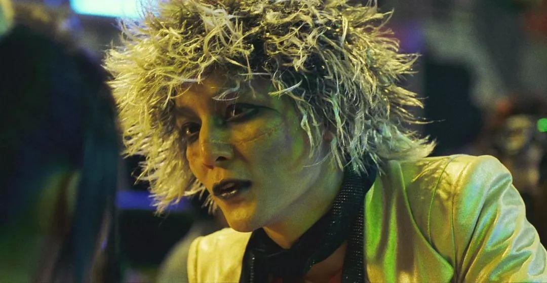 《新宿事件》里从善良胆小的黑工,到后来性情大变的毒贩,角色跨度非常